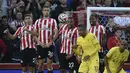 Tembok pertahanan Brentford menghalangi tendangan bebas bek Liverpool Trent Alexander-Arnold pada matchday keenam Liga Inggris di Brentford Community Stadium, Sabtu (25/9/2021). Liverpool ditahan imbang 3-3 oleh tuan rumah Brentford. (AP Photo/Rui Vieira)