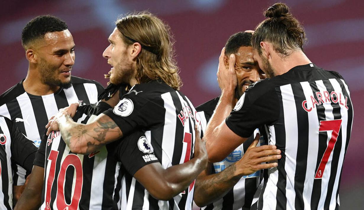 Para pemain Newcastle United merayakan gol yang dicetak oleh Callum Wilson ke gawang West Ham United pada laga Premier League di Stadion London, Minggu (13/9/2020). Newcastle United menang dengan skor 2-0. (Michael Regan/Pool via AP)