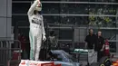 Lewis Hamilton berhasil mencatatkan waktu 1 menit 35,782 detik. Dia unggul 0,042 detik atas rekan setimnya, Nico Rosberg yang berada di urutan dua