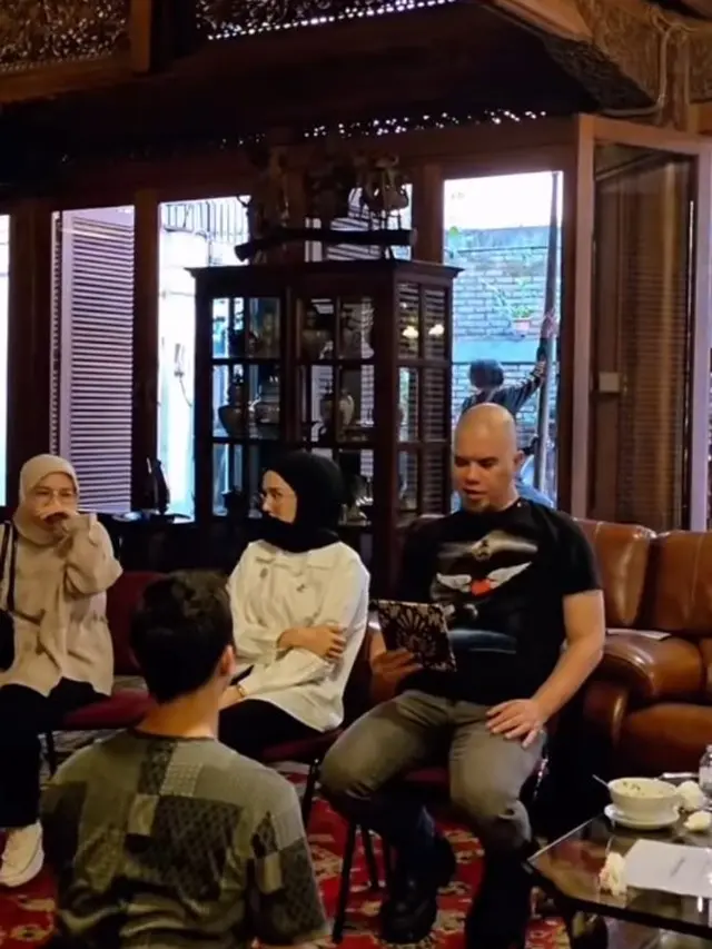 Potret Kedekatan Mulan Jameela dengan Putra Sambungnya
