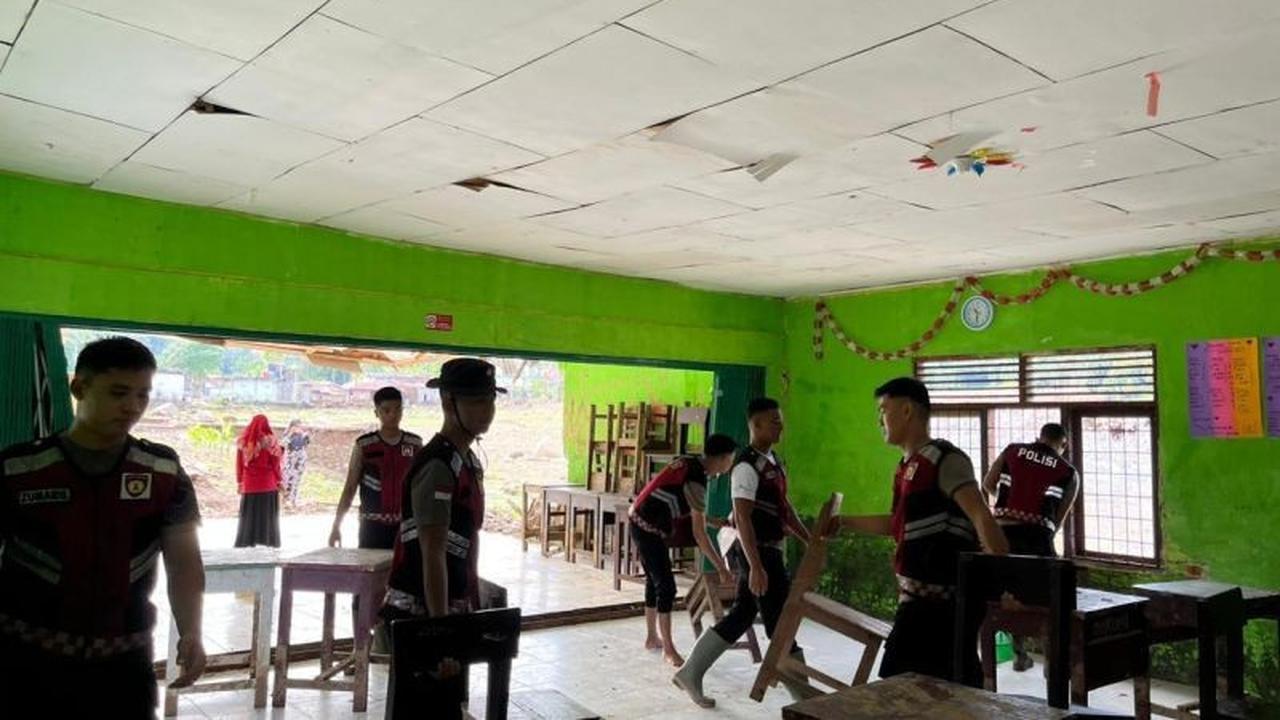 Polri Gencarkan Bantuan Bencana Agam: Pengobatan Gratis dan Pembersihan Sekolah Pascabencana