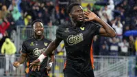 Pemain Venezia, Fali Cande melakukan selebrasi setelah mencetak gol kedua timnya ke gawang Fiorentina dalam laga lanjutan Liga Italia 2024/2025 di Stadio Pier Luigi Penzo, Venezia, Italia, Senin (12/05/2025) waktu setempat. (AP Photo/LaPresse/Paola Garbuio)