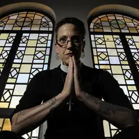 Bukan hanya bertato, dia juga gemar khotbah cuma bercelana jins dan pakai tank top. Siapakah dia? Kenalan yuk!