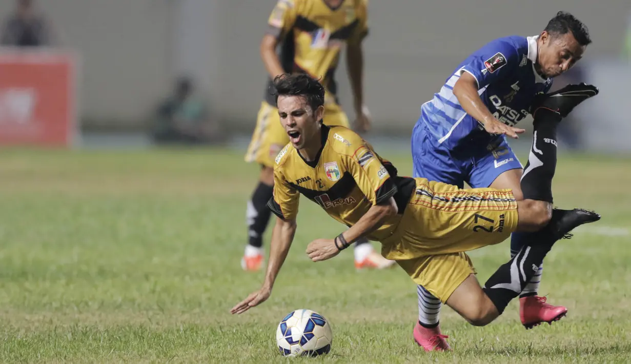 Pemain Mitra Kukar, Carlos Raul berebut bola dengan pemain Persib, Firman Utina pada leg pertama semi final Piala Presiden di Stadion Aji Imbut, Tenggarong, Minggu (4/10/2015). (Bola.com/Vitalis Yogi Trisna)