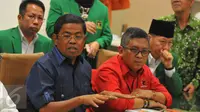 Sekjen Golkar Idrus Marham (kiri)  Sekjen PDIP Hasto Kristiyanto (kedua kanan) hadir bersama pengurus partai pendukung Ahok-Djarot di Pilgub DKI 2017 berkumpul di kantor DPP PPP di Jalan Diponegoro,  Jakarta, Rabu (1/3). (Liputan6.com/Faizal Fanani)