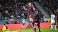 Pemain Manchester City, James McAtee, merayakna golnya bersama Phil Foden dalam laga matchday kedua Liga Champions 2024/2025, Rabu (2/10/2024) dini hari WIB. Man City menang telak 4-0 dalam laga tersebut. (AP Photo/Petr David Josek)