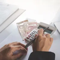 Gunakan dana THR untuk kebutuhan terpenting, jangan sampai termakan diskon spesial hari raya. (Foto: Freepik/jcomp)