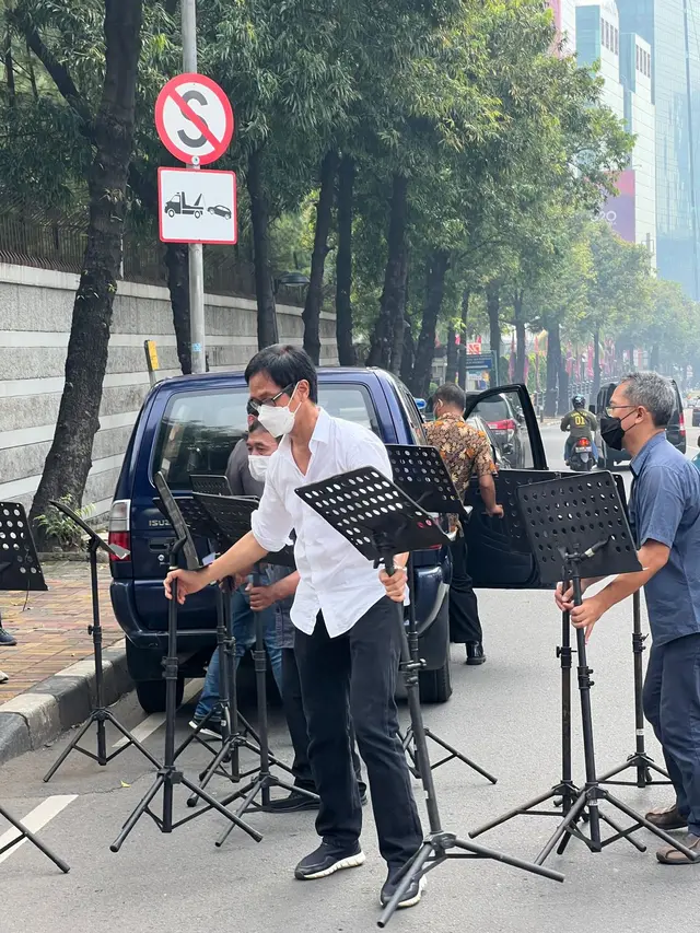 Addie MS di depan Kedubes Rusia