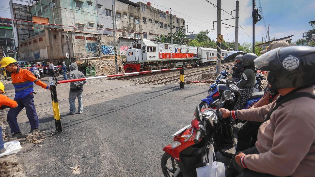 FOTO: Palang Pintu Manual Dipasang di Perlintasan Ampera Bekasi