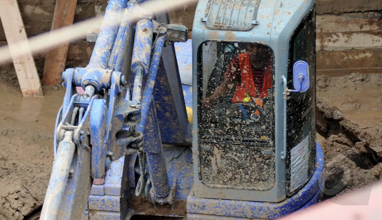 Sebuah alat berat dikerahkan dalam pembangunan Mass Rapid Transit (MRT) Jakarta, Kamis (12/3/2015). Forum Indonesia untuk Transparansi Anggaran memperkirakan proyek MRT akan terbengkalai apabila kisruh DPRD tidak cepat teratasi (Liputan6.com/Johan Tallo)