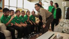 Menpora Imam Nahrawi berbincang dengan delapan pemain terbaik MILO Football Championship 2019 di Gedung Kemenpora, Jumat (26/7/2019). Mereka nantinya akan mendapatkan pelatihan dasar sepak bola, termasuk teknik ‘'iki-Taka' yang merupakan gaya bermain khas FC Barcelona. (Liputan6.com/Faizal Fanani)