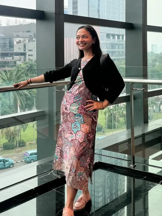 Amel Carla kenakan dress batik. [@amelcarla]