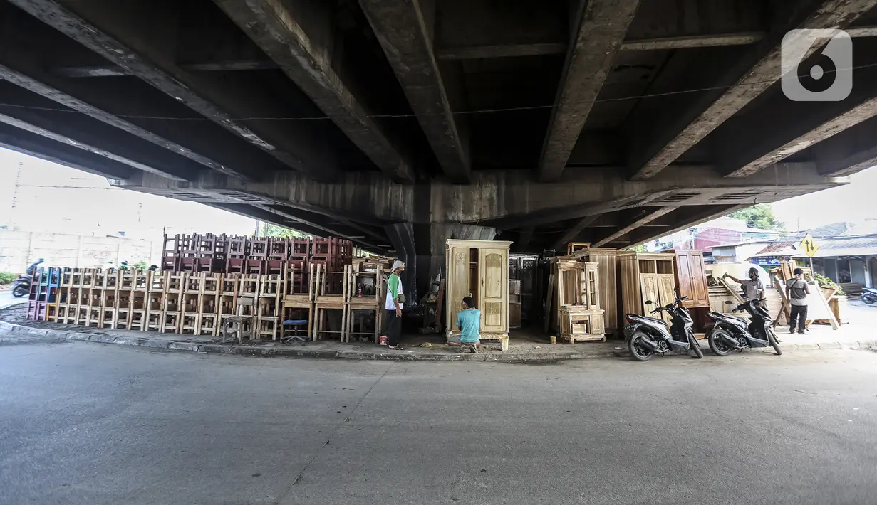 Pekerja menyelesaikan pembuatan furniture (perlengkapan rumah) di kolong Flyover Kranji, Bekasi, Jawa Barat, Sabtu (7/11/2020). Selama pandemi COVID-19 berlangsung, pedagang mengeluhkan daya beli masyarakat yang turun drastis. (Liputan6.com/Johan Tallo)