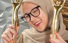 Potret Nissa Sabyan Pamer Piala Penghargaan, Netizen Salfok Soal Cincin Nikah