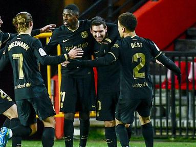 Para pemain Barcelona merayakan gol yang dicetak oleh Lionel Messi ke gawang Granada pada laga Liga Spanyol di Stadion Los Carmenes, Sabtu (9/1/2021). Bracelona menang dengan skor 4-0. (AP/Jose Breton)