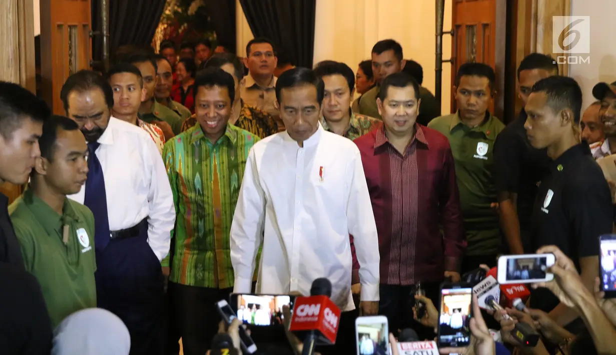 Presiden RI, Joko Widodo (tengah) usai melakukan pertemuan dengan pimpinan partai politik pendukung di Pilpres 2019, Jakarta, Kamis (9/8). Pertemuan sekaligus menentukan Cawapres pendamping Jokowi di Pilpres 2019. (Liputan6.com/Helmi Fithriansyah)