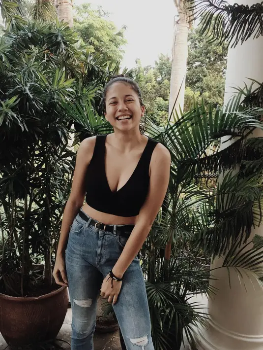 Sitha Marino juga tampil memukau dengan crop top hitam dan denim. [Foto: Instagram/ Sitha Marino]