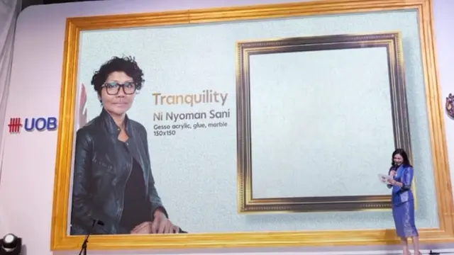 Foto Sani sebagai pemenang kompetisi 13th UOB Painting of the Year (POY) (Indonesia) award