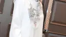 Melengkapi tampilannya dengan kerudung segi empat putih dengan aksen gambar arsitektur. [@ashanty_ash]