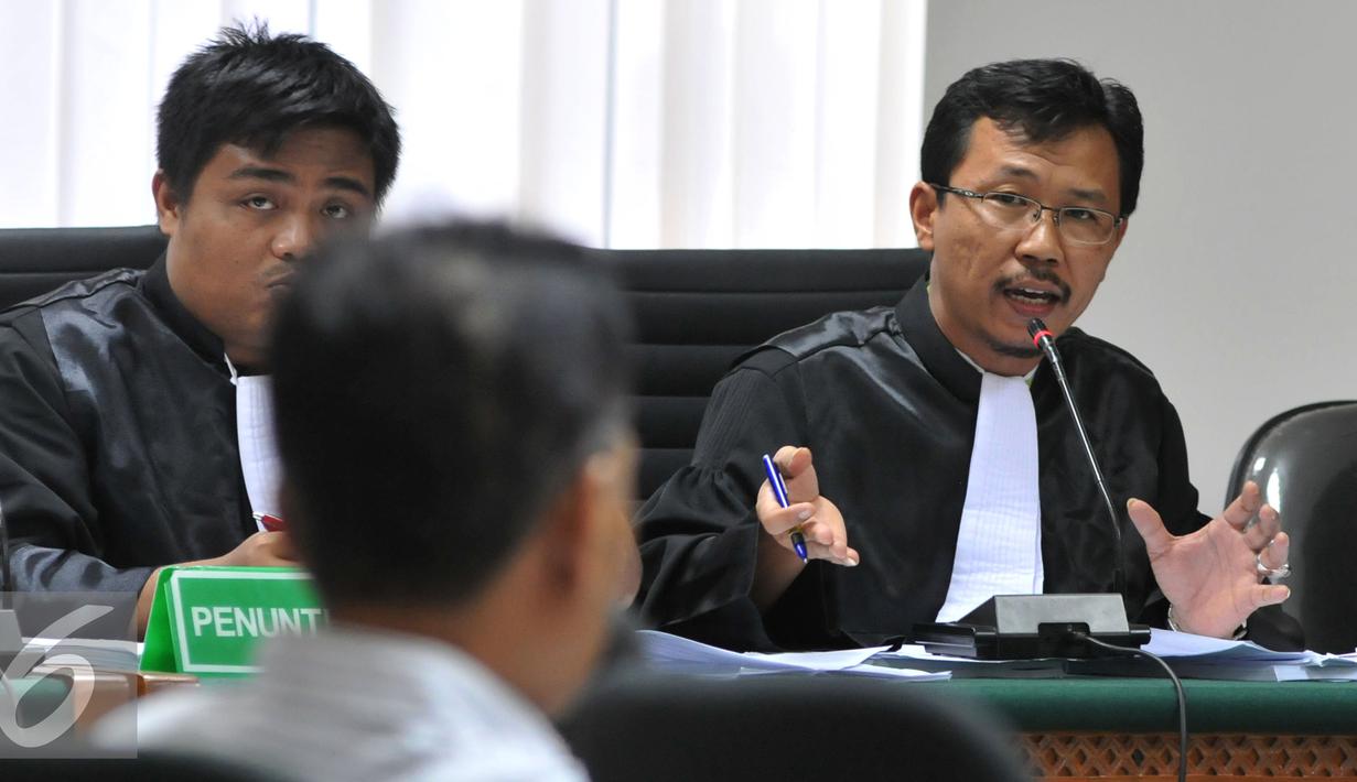 Jaksa Penuntut Umum memberikan pertanyaan saat sidang lanjutan dengan terdakwa SDA di Pengadilan Tipikor, Jakarta, Rabu (7/10/2015). Dalam sidang tersebut JPU KPK menghadirkan empat saksi dari Kementerian Agama. (Liputan6.com/Andrian M Tunay)