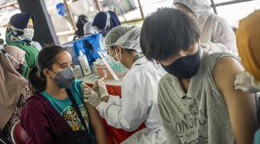 FOTO: Klinik Vaksinasi COVID-19 Massal Darurat di Surabaya