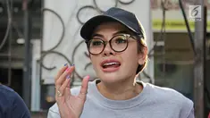 Nikita Mirzani menggelar jumpa pers di kawasan Kemang Jakarta, Rabu (4/10). Nikita meluruskan pemberitaan terkait kabar dirinya menghina Panglima TNI Jenderal Gatot Nurmantyo melalui cuitan Twitter @NikitaMirzani. (Liputan6.com/Herman Zakharia)