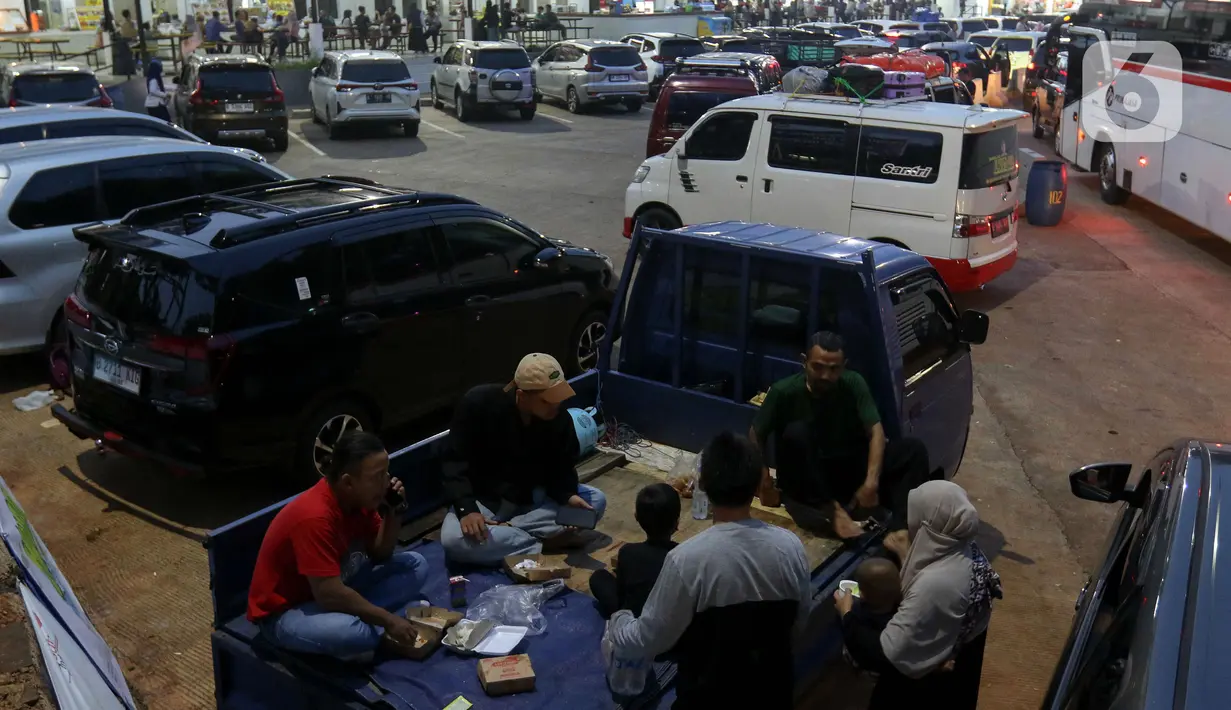 Pemudik memanfaatkan waktu untuk beristirahat sambil berkumpul bersama keluarga. (Liputan6.com/Herman Zakharia)