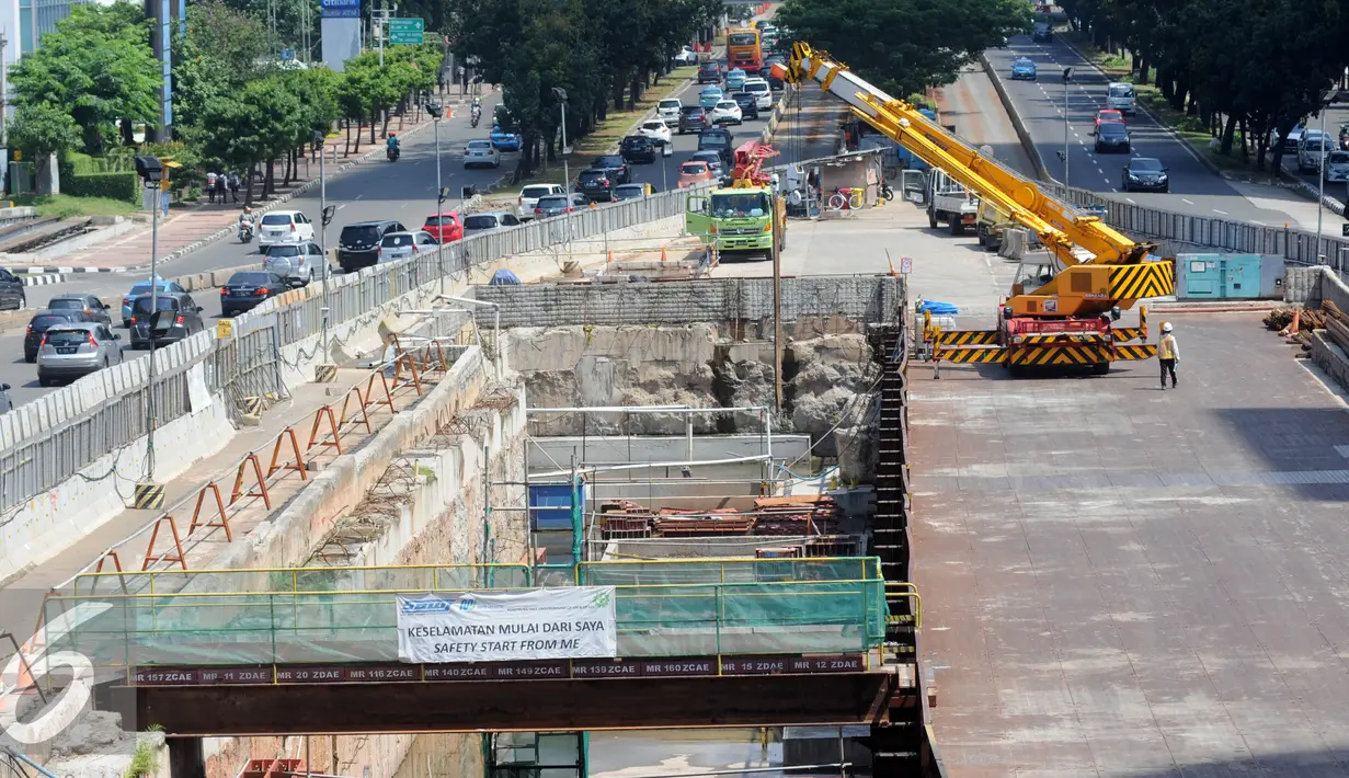 Pekerja menyelesaikan pembangunan MRT di kawasan Blok M dan Sudirman, Jakarta, (23/7). Kendala yang dihadapi dalam pembebasan lahan untuk MRT, karena banyaknya warga yang meminta lahannya dibeli dengan harga di atas NJOP. Liputan6.com/Helmi Afandi)