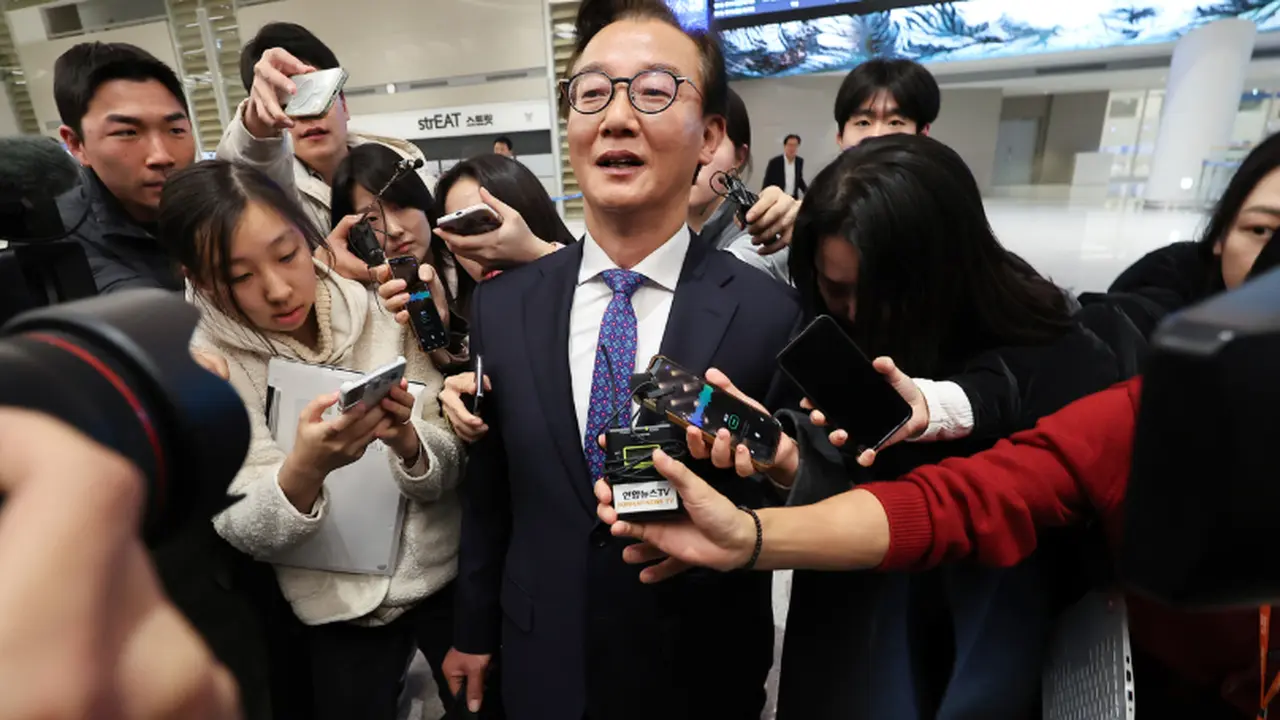 Di hadapan awak media pada Kamis (11/12/2025) di Seoul, Chun Jae-soo menegaskan akan mundur dari jabatannya namun membantah seluruh tuduhan. (Dok. Yonhap)