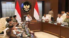 Menteri Koordinator Bidang Politik dan Keamanan (Menko Polkam) Djamari Chaniago didampingi Menteri Kehutanan Raja Juli Antoni dan Menteri Lingkungan Hidup M Jumhur Hidayat saat rapat koordinasi (rakor) penanganan kebakaran hutan dan lahan (karhutla) di Jakarta, Senin, 10 Agustus 2026. (KLY/Arie Basuki)