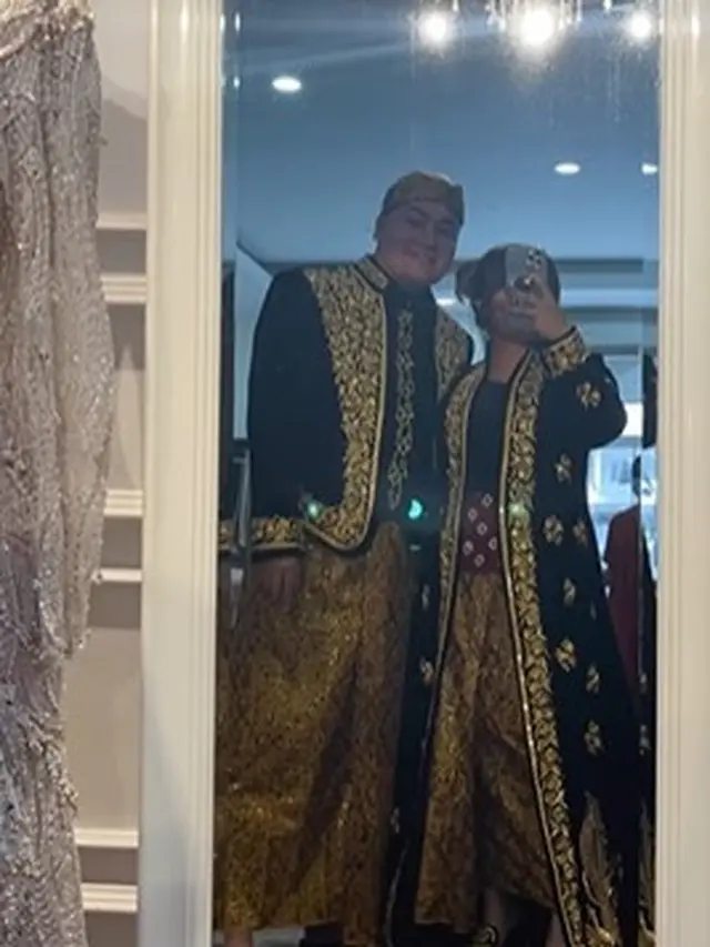 Merry, asisten Raffi Ahmad bersama perempuan diduga kekasihnya (Instagram/merryraffiahmad)