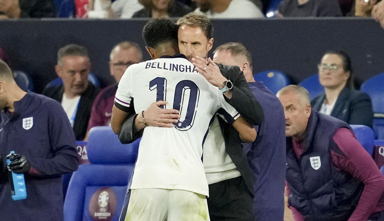 Pelatih Inggris, Gareth Southgate, memeluk Jude Bellingham, saat melawan Serbia pada laga Grup C Euro 2024 di Veltins Arena hari Senin (17/06/2024). (AP/Andreea Alexandru)