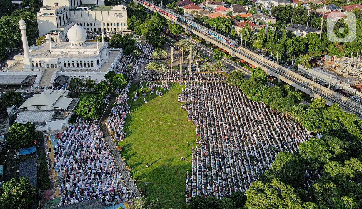Sejak pagi, warga mulai memadati halaman Masjid Al Azhar. Jemaah terlihat langsung menempati barisan yang telah disiapkan. (Liputan6.com/Faizal Fanani)
