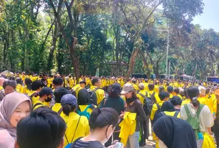 Sejumlah mahasiswa yang tergabung pada BEM UI akan berangkat melakukan aksi di DPR RI. (Liputan6.com/Dicky Agung Prihanto)