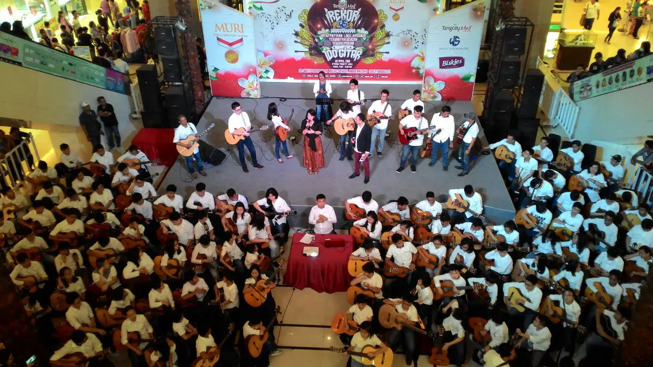 Rekor MURI 107 Gitaris