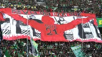 Suporter Persebaya, Bonek menampikan koreo bertuliskan “Revolusi PSSI C*k” dengan huruf “s” pada kata “PSSI” diganti dengan simbol mata uang dolar AS. (Bola.com/Aditya Wany)