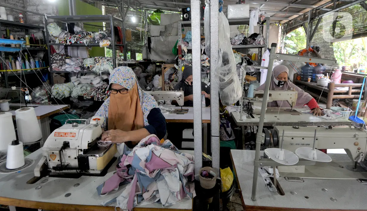 Aktivitas sebuah usaha konveksi milik Enca saat menyelesaikan produksi baju di Desa Curug, Bogor, Jawa Barat, Kamis (4/3/2021). Kini produksinya rata-rata 1500 setel pakaian per minggu dengan omzet sebulan lebih dari Rp 150 juta dan mampu mempekerjakan 17 orang warga desa. (merdeka.com/Arie Basuki)