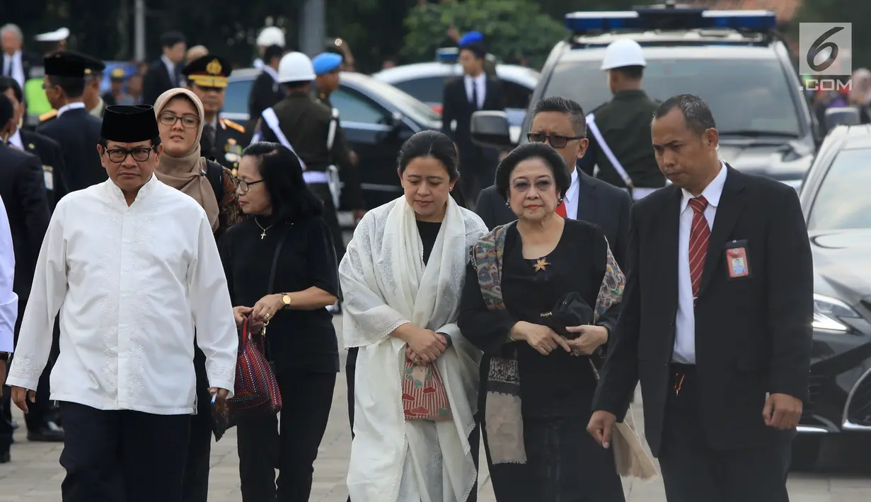 Presiden ke-5 RI Megawati Soekarnoputri menghadiri pemakaman istri presiden ke-6 RI Susilo Bambang Yudhoyono (SBY), Ani Yudhoyono di Taman Makam Pahlawan (TMP) Kalibata, Jakarta, Minggu (2/6/2019). (Liputan6.com/JohanTallo)