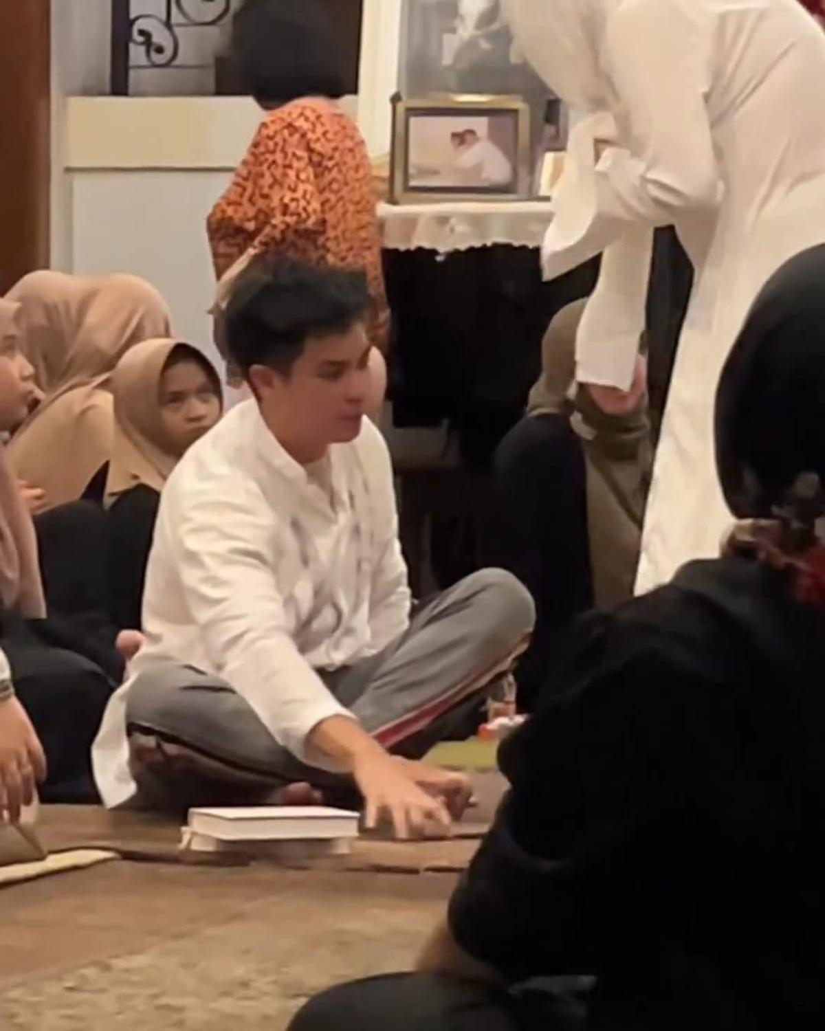 Potret Chand Kelvin dan Istri Hadiri Pengajian 7 Hari Meninggalnya Ayah Baim Wong