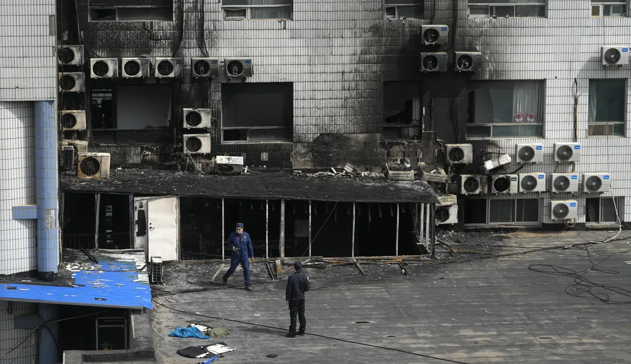 Penyelidik memeriksa area yang terbakar setelah kebakaran di sebuah rumah sakit di Beijing, China pada Rabu, 19 April 2023. (AP Photo/Andy Wong)