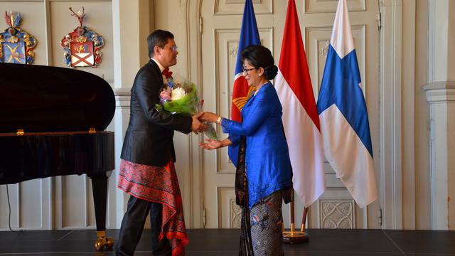Ananda Sukarlan dalam resepsi diplomatik perayaan HUT ke-79 RI bersama Duta Besar Republik Indonesia untuk Finlandia, Ratu Silvy Gayatri, di Kedutaan Besar Republik Indonesia (KBRI) Helsinki. (Dok KBRI Helsinki)