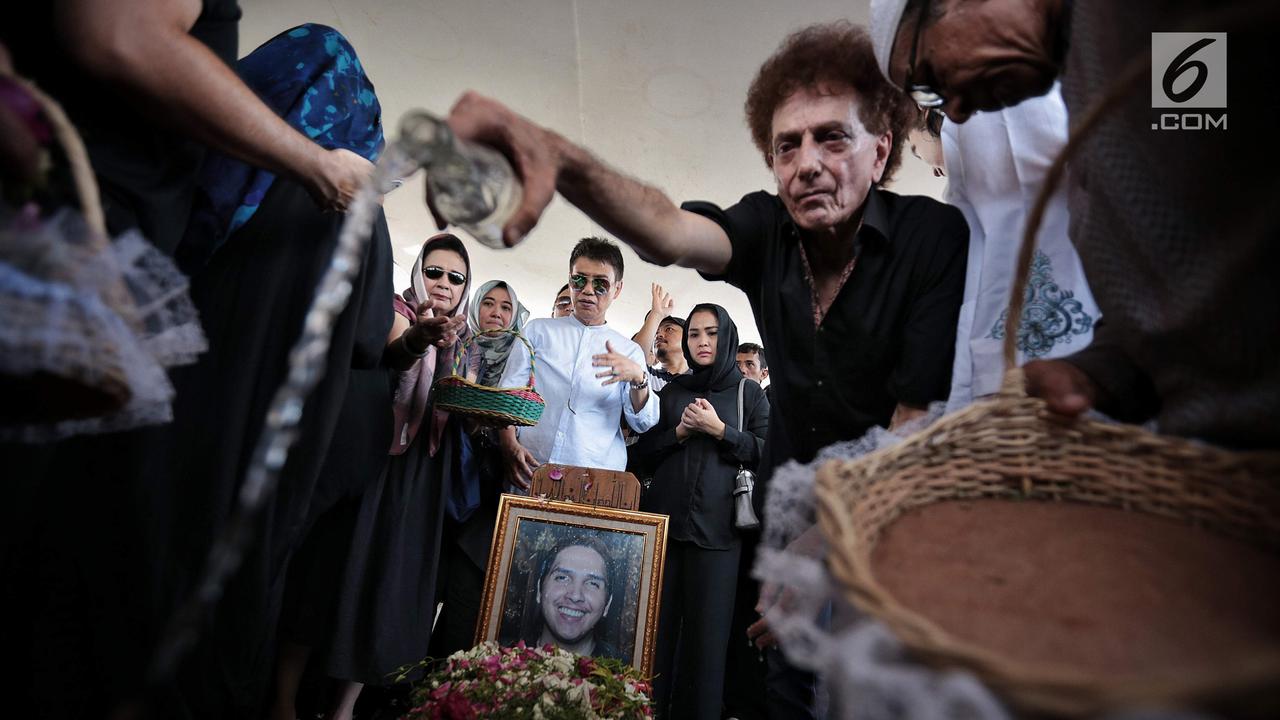 Suasana Haru Iringi Pemakaman Anak Ketiga Ahmad Albar