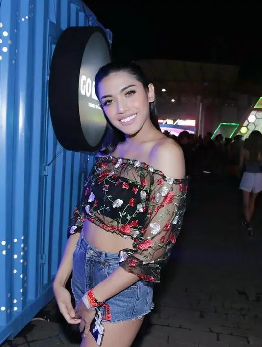 Tampilan Millen ini benar-benar seksi, ia memakai denim short pants dan atasan crop yang transparan. Terlihat Millen sedang berada di sebuah konser musik belum lama ini. (Instagram/millencyrus)