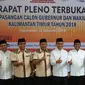 Empat pasang calon gubernur (cagub) dan calon wakil gubernur (cawagub) Kalimantan Timur berpose usai resmi ditetapkan oleh KPU Kaltim di Samarinda, Senin (12/2). Keempat pasangan akan bersaing di Pilkada Kaltim 2018. (Liputan6.com/Maulana)