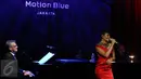 Musisi Internasional David Foster (kiri) berduet dengan penyanyi Lea Simanjuntak pada saat Konser bertajuk "Up Close and personal" di Motion Blue, Jakarta, Jumat (11/3). (Liputan6.com/Herman Zakharia)