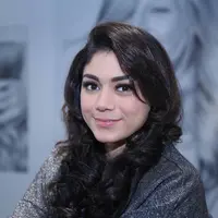 Lima tahun sudah pasangan selebriti Thalita Latief dan Dennis Rizky membina rumah tangganya. Selama itu pula jarang terdengar berita miring tentang keluarganya. (Nurwahyunan/Bintang.com)