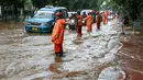 Petugas PPSU Srengseng Sawah melakukan pengaturan kendaraan yang melintas di jalan Lenteng agung, Jakarta, (12/2). Akibat Hujan deras,  jalan Lenteng Agung tepat di depan Universitas Pancasila  tergenang banjir hingga 50 cm. (Liputan6.com/Yoppy Renato)