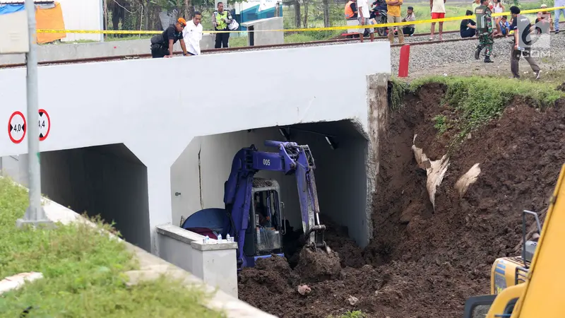 Proses Evakuasi Mobil Tertimbun Longsor di Underpass Bandara Soetta