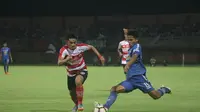 PSIS Semarang takluk 0-1 dari Madura United dalam uji coba di Stadion Gelora Ratu Pamelingan, Pamekasan, Minggu (11/3/2018). (Bola.com/Ronald Seger Prabowo)