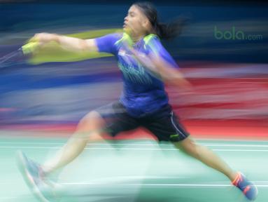 Aksi Gregoria Mariska mengembalikan kok ke arah Ratchanok Intanon pada babak kedua Indonesia Open 2018 di Istora Senayan, Jakarta, (5/6/2018). Ratchanok Intanon menang 21-11 17-21 21-14. (Bola.com/Nick Hanoatubun)